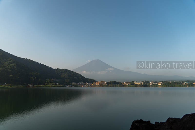 朝の富士山と河口湖